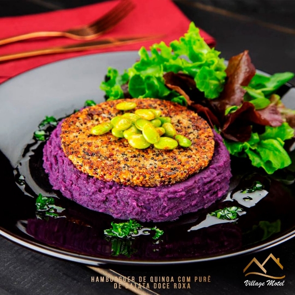 Hamburguer de Quinoa com Purê de Batata Doce Roxa